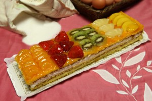 Tarta de hojaldre, nata, crema y frutas