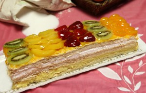 Tarta de bizcocho, nata, crema y frutas